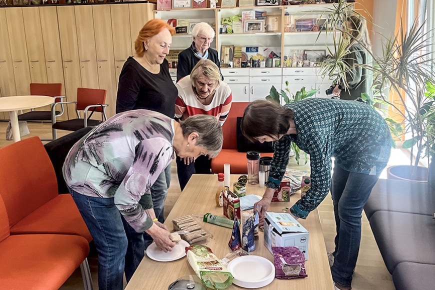 Novada seniori meistarklasēs mācās, ko un kāpēc likt uz šķīvja