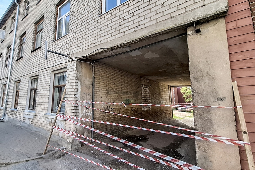Limbažos avārijas stāvoklī esošā mājā turpina dzīvot cilvēki