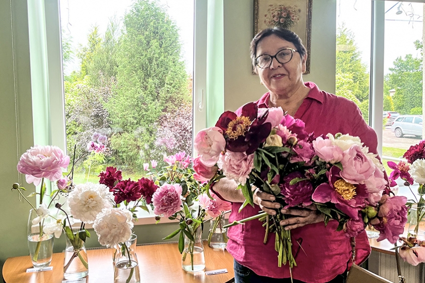 Peonijas zied arī tūjietes Initas Putniņas dārzā