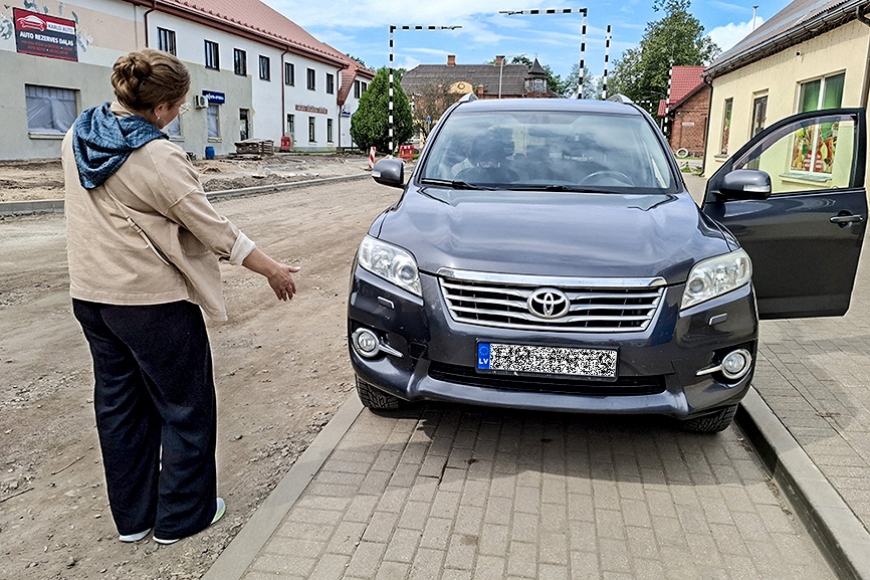 Alojā virmo sašutums: šauri krustojumi, mazas autostāvvietas, stress