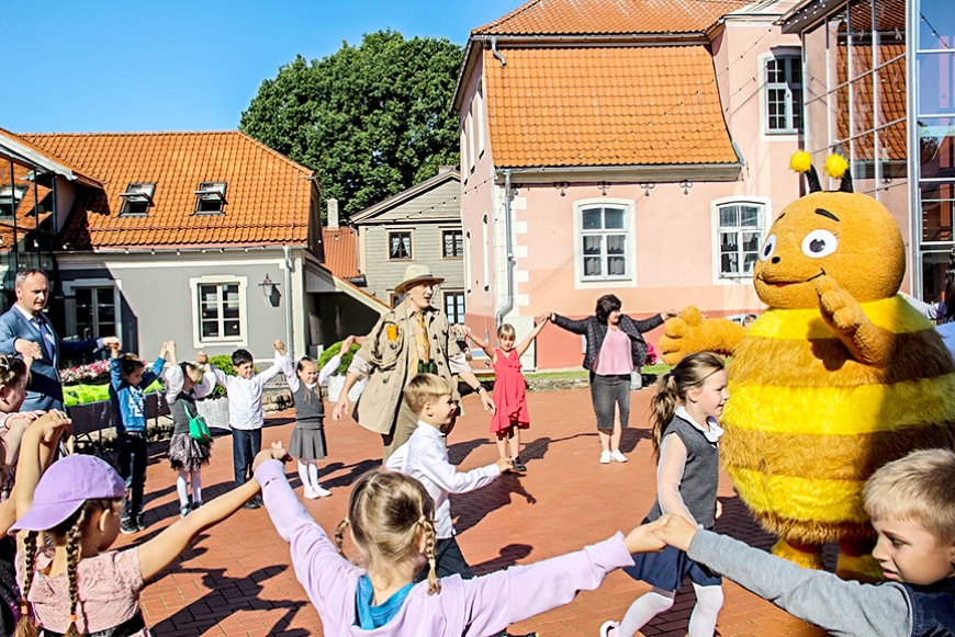 Novada pirmklasniekiem Bitīšu svētkos prieks, sudraba brīnumi un lielās domas