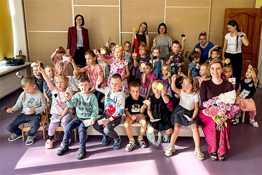 Skultes «Aģupītes» bērni tiekas ar rakstnieci Eviju Gulbi
