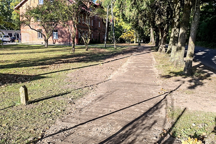 Ar pensionāru biedrības centieniem pagarina gājēju celiņu Limbažos
