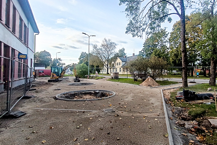 Limbažos rekonstruē laukumu Cēsu ielā