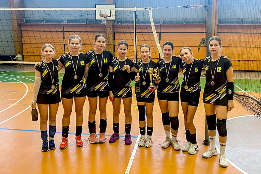 Pārliecinoša spēle un spraiga finālcīņa «Cēsu kausā» U13 volejbolistēm atnes sudrabu