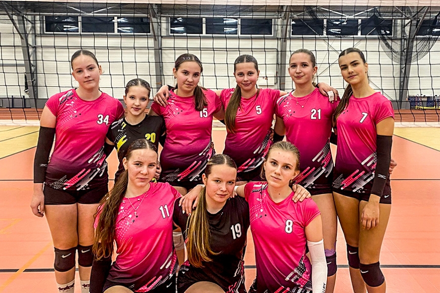Latvijas Jaunatnes čempionātā U-15 volejbolistes piedzīvo gan zaudējumu, gan trillera cienīgu uzvaru
