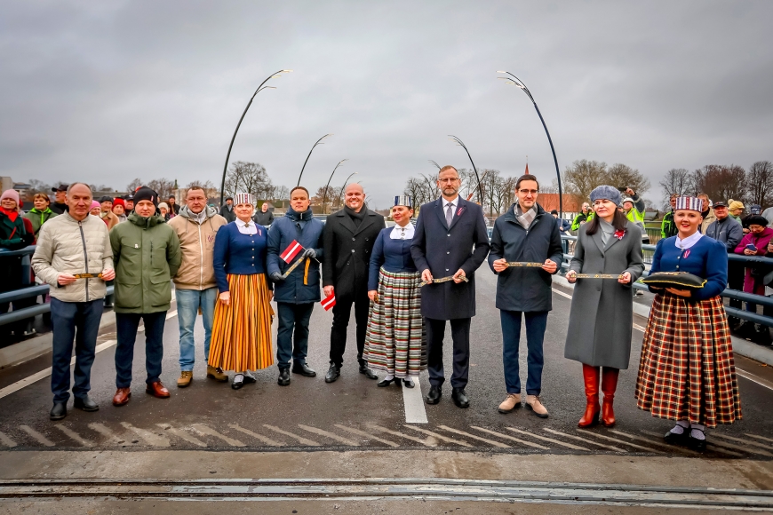Salacgrīvā pirms valsts svētkiem atklāts jaunais tilts