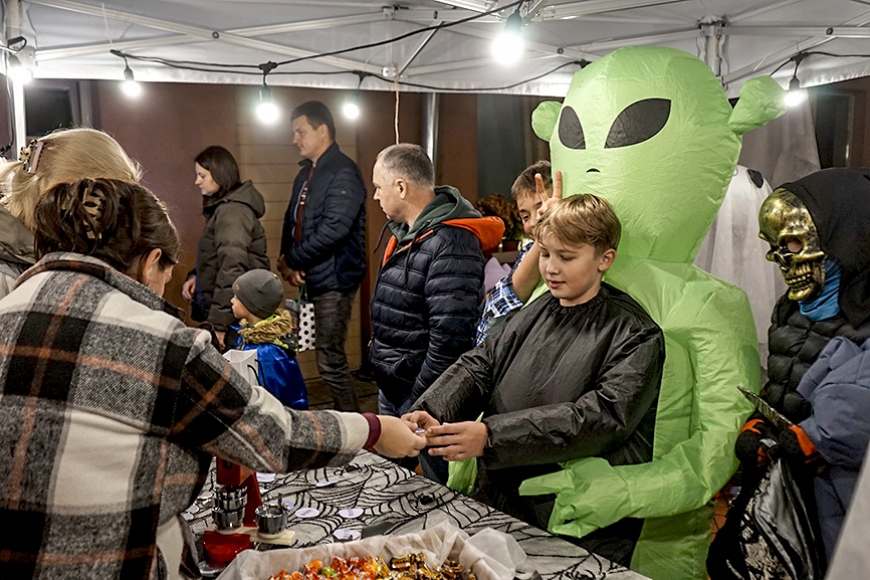 Tumsas un gaismas karnevāls Burtnieku kvartālā