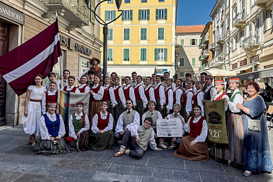 «Varavīksne» un «Eži» festivālā trīs valstīs
