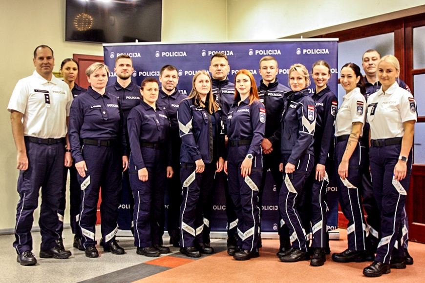 Gods kalpot Latvijai! Policija Limbažos svin dzimšanas dienu