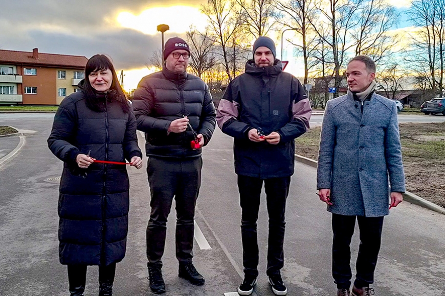 Mandegās svinīgi atklāj pārbūvēto ielu un gājēju celiņu