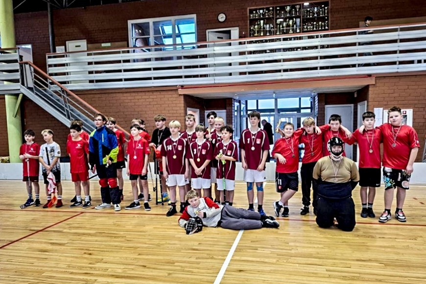 Novada pamatskolu 6.–7. klašu komandas mērojas spēkiem florbolā