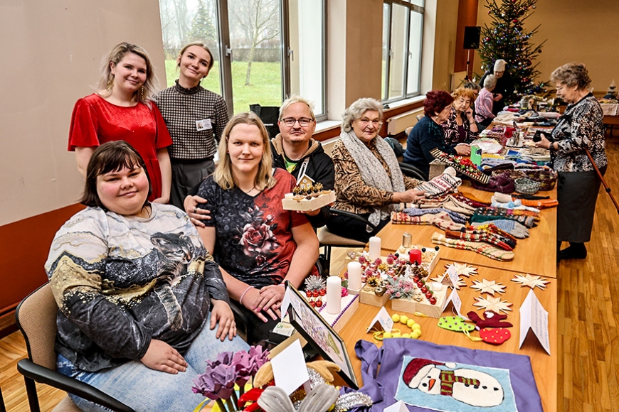 Tradicionālais svētku tirdziņš dāvā prieku pircējiem un pārdevējiem