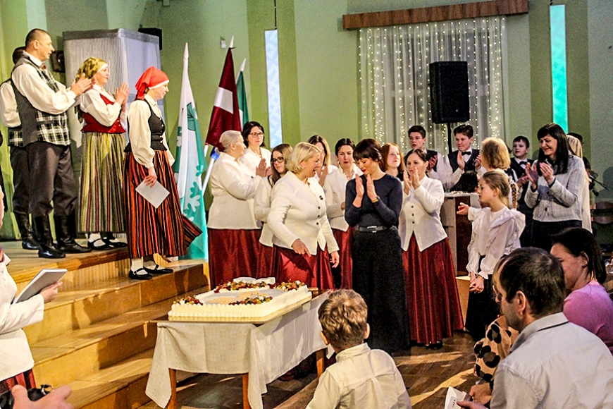 Aloja nosvin dzimšanas dienu ar koncertu un pateicībām