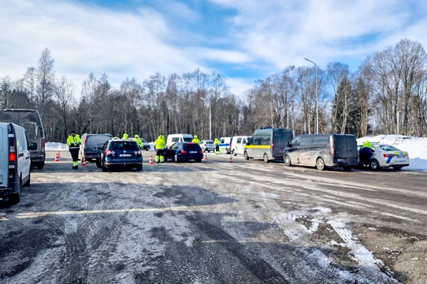 Likumsargi uz Valmieras šosejas pārbauda gandrīz 500 cilvēku