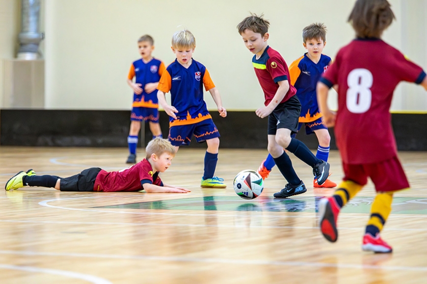 Visjaunākie futbolisti Pālē aizvadījuši Vidzemes ziemas futbola festivālu