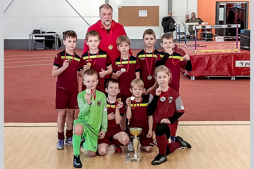 Futbolisti ar zelta un bronzas godalgām noslēdz Vidzemes Jaunatnes čempionātu telpās