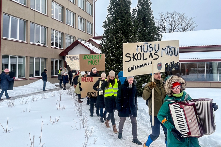 Protestētāji panāk savu: novadā vienas MMS vietā būs divas