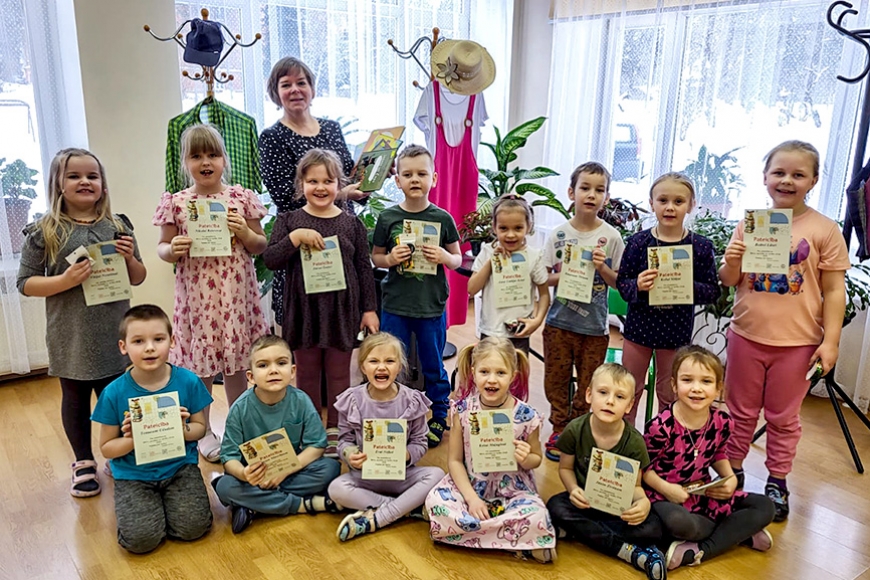 Puikules bibliotēkā sveic jaunākos lasītājus
