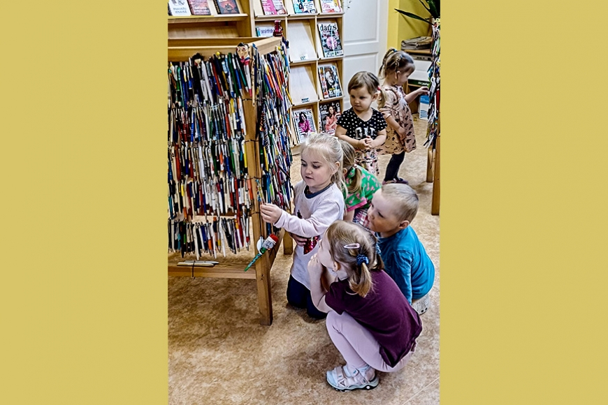 Puikules bibliotēkā varena pildspalvu kolekcija