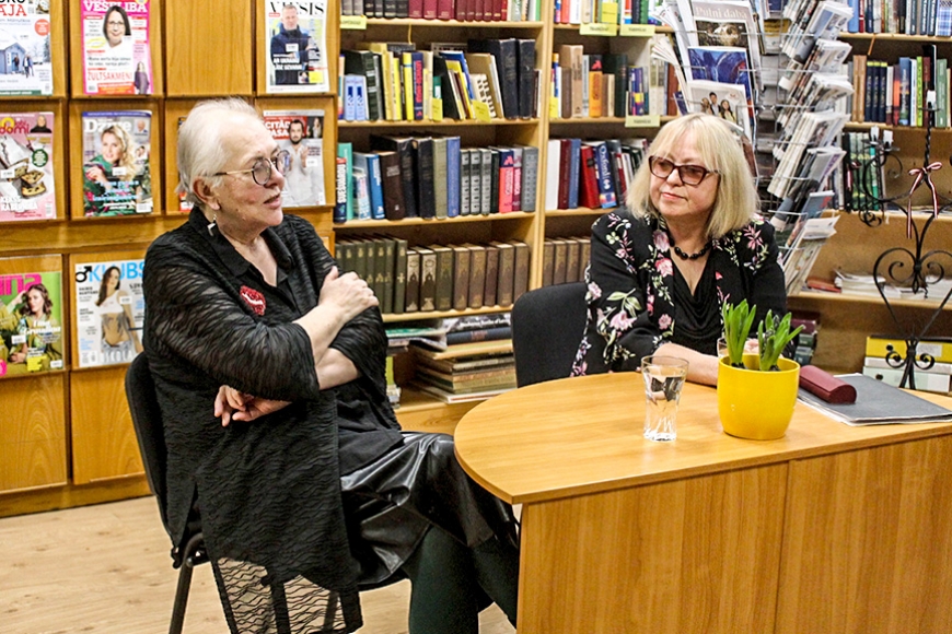 Salacgrīvas bibliotēkā raudzīs, kas pētniekam azotē