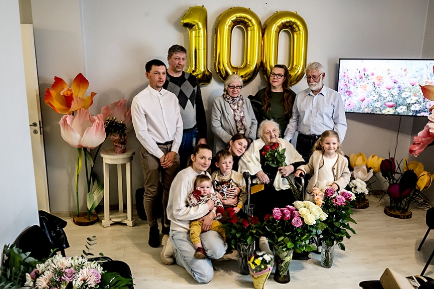 Alojā nosvinēta simtgadnieces jubileja