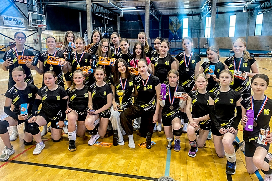 Sporta skolas volejbolistes starptautisko sacensību maratonu Valgā noslēdz ar kausiem