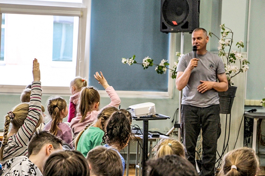 VUGD Limbažu daļas komandieris skolēniem atgādina par drošību vasarā