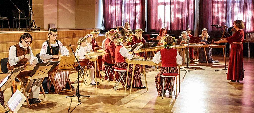 Koklei un līdzīgiem instrumentiem veltītais festivāls izceļ un vieno tautu tradīcijas (ziņa/aktualit