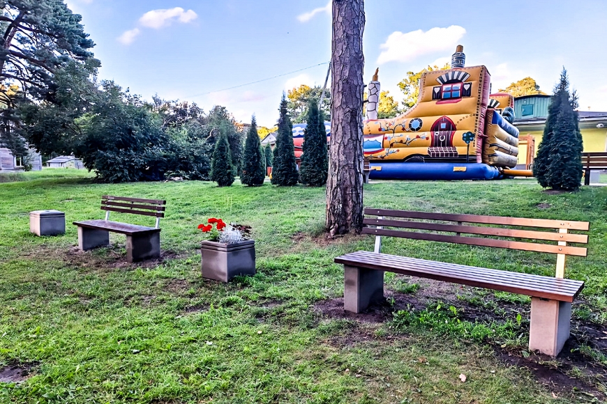 Ainažos pie aktīvas atpūtas trases uzstādīti soliņi