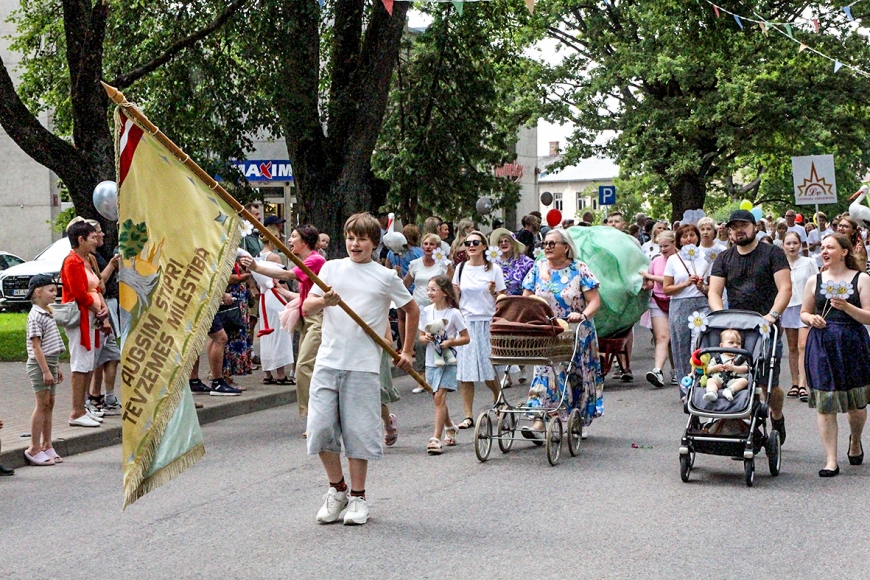 Ziedoši, krāsaini un sirsnīgi Limbaži svin 803. dzimšanas dienu
